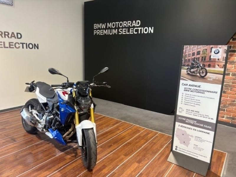 BMW F Style Sport (White, blue metallic, red) d'occasion